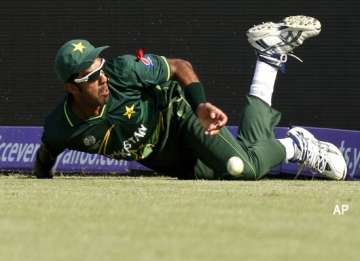 imran blames terrible fielding for pakistan s loss