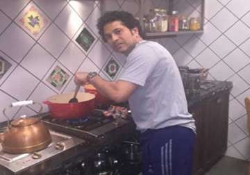 master blaster tendulkar turns master chef celebrates new year with baingan bharta