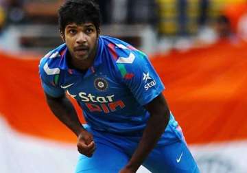 ind vs sl indian management sweat over aaron injury