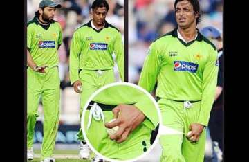 and now ball tampering as shoaib akhtar is caught on camera