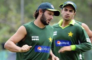 i am not sure if afridi can pull pakistan out of crisis imran