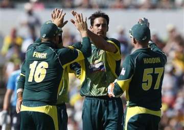 australia beats england by 112 runs in tri series final