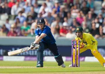 england beats australia by 3 wickets to level odi series