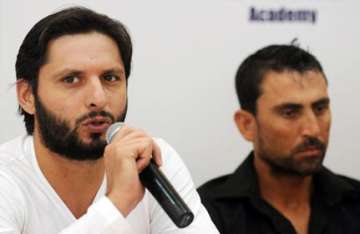 despite ban fine afridi younis get pak award