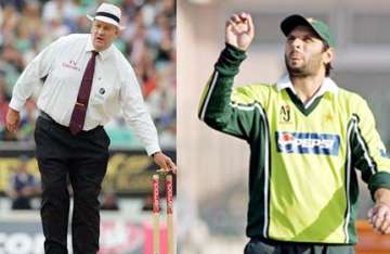 afridi is a cheat serial offender says umpire darrell hair