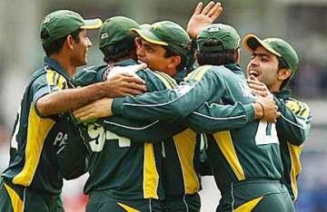 butt akmal power pakistan to 21 run win over bangladesh
