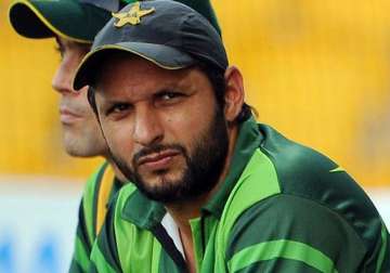 watch shahid afridi defends india in front of pakistani media