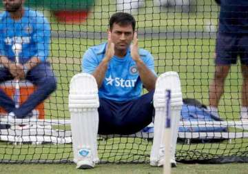 injured dhoni shows no discomfort in india s practice session