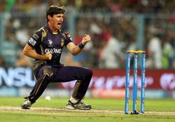 ipl 8 veteran hogg takes four as kkr restricts csk to 165/9