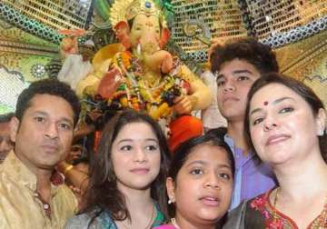 sachin tendulkar celebrates ganesh chaturthi with family wishes his fans