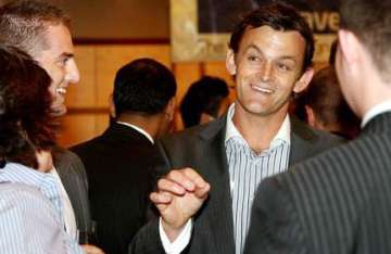 gilchrist makes england favourites for ashes