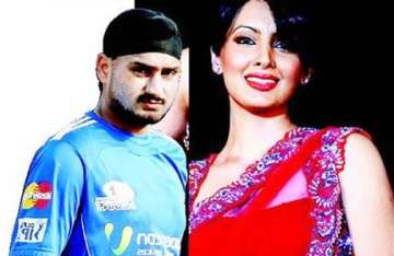 geeta basra consoled bhajji after mumbai indians lost