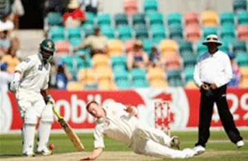 pakistan in trouble in hobart test