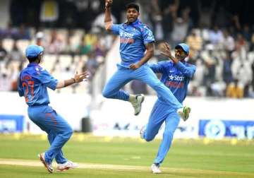 ind vs sl kohli praises bowlers for easy win in 3rd odi