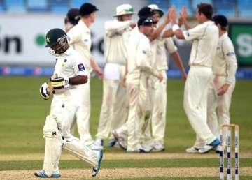 new zealand sets pakistan 261 to win 2nd test