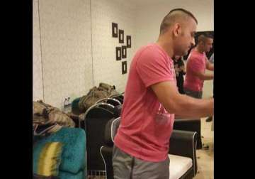 dhoni does it again...changes his look