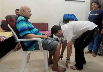 guru purnima sachin tendulkar seeks blessings from ramakant achrekar