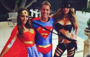 superman shane warne celebrates new year with wonder woman