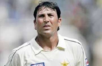 younis wants captaincy guarantee till 2011 wc reports
