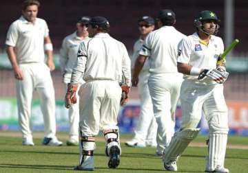 pak vs nz pakistan collapses to 147 7 at tea in 3rd test