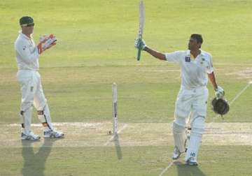 younis khan guides pakistan to 517 4 in 2nd test at tea