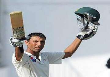 pak vs aus ton up younis carries pakistan to 219 4 at the end of day 1