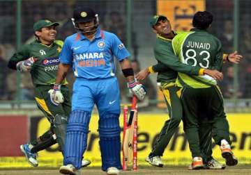 india s sorry state continues all out for 167 in 3rd odi