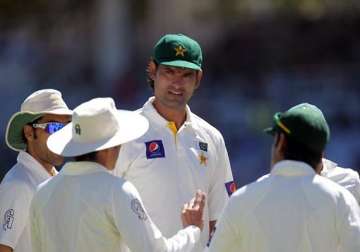 pakistan restricts south africa to 245 8 on day 1