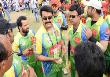 kerala actors cricket team off loaded from airline