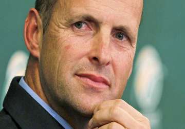 learn to play spinners like dhoni says gary kirsten
