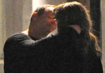 liz hurley shocks shane warne as she is caught kissing a tycoon
