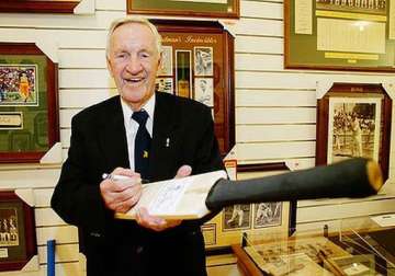 loxton one of bradman s invincibles dies at 90