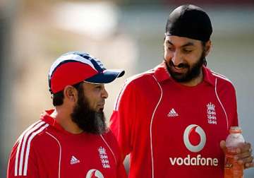 mushtaq warns english players of spin war against pakistan