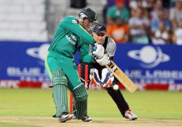 nz beats south africa by 27 runs clinch series 2 0