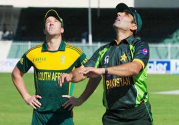 pakistan bats 1st as kallis returns for safrica