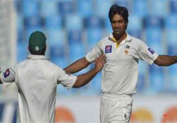 pakistan on back foot after sl declares at 428 9