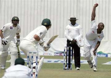 pakistan regains control in final session