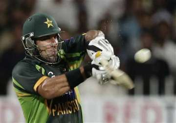 south africa restricts pakistan to 209 in 2nd odi