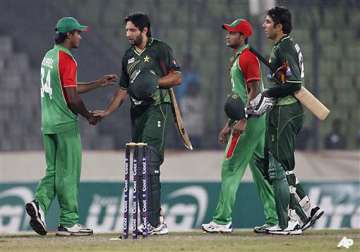 pakistan beats bangladesh by 5 wickets in 1st odi