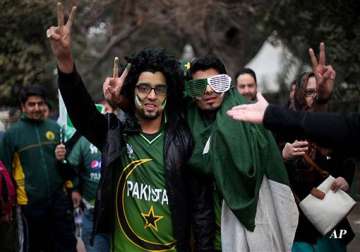 pakistan cricketers return home to warm welcome