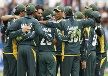 pakistan players sign central contract