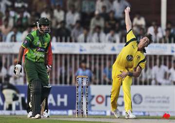 australia bowls out pakistan for 198 in 1st odi