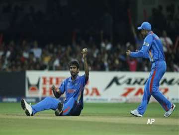 parthiv out munaf in as india bat first