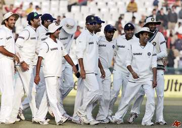punters bet on india beating australia in test showdown