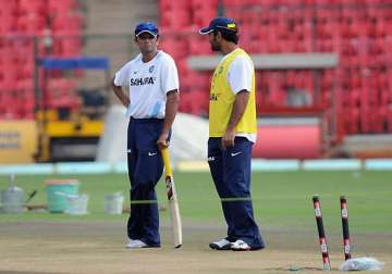 rahul dravid backs dhoni to remain captain