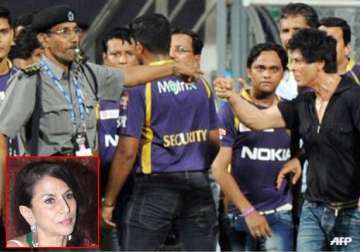 srk should have apologized says writer shobhaa de