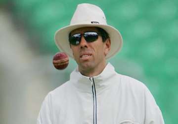 sachin fans took to twitter against umpire nigel llong