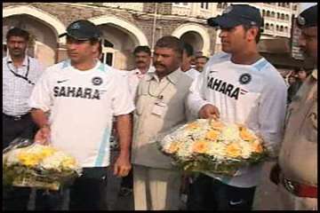 sachin dhoni pay homage to 26/11 martyrs at taj