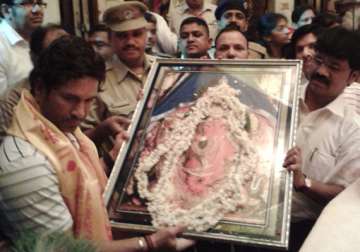 sachin offers prayers at siddhi vinayak temple