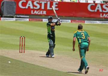 pakistan hangs on for thrilling 1 run win